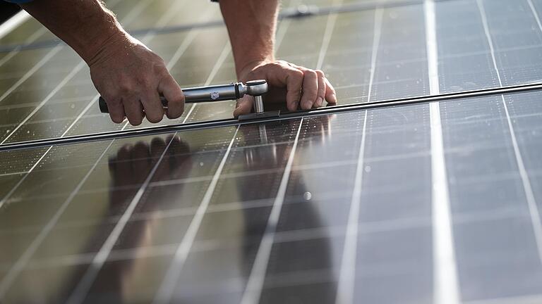 Immer mehr Schweinfurterinnen und Schweinfurter holen die Energie der Sonne vom Dach und lassen sich eine Photovoltaik-Anlage montieren. Das bekommt auch das Förderprogramm der Stadt zu spüren. Immer mehr Schweinfurterinnen und Schweinfurter holen die Energie der Sonne vom Dach und lassen sich eine Photovoltaik-Anlage montieren. Das bekommt auch das Förderprogramm der Stadt zu spüren.