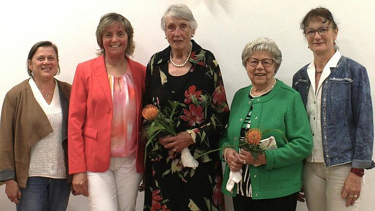 Auf dem Foto Kassenwartin Sabine Wolf, Vorsitzende Ingrid Feil, Loni Pfeuffer, Hannelore Hippeli, Vorsitzende Petra Auer.