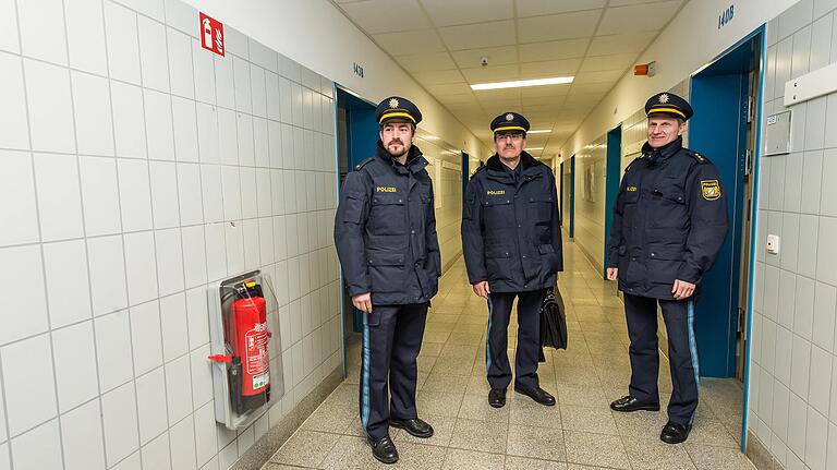 Prüfen die Sicherheitslage im Ankerzentrum: (von links) der stellvertretende Leiter der Polizeidirektion Schweinfurt, Matthias Wehner, Polizeipräsident Gerhard Kallert und Polizeidirektor Markus Hack.&nbsp;