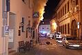 Ein Bild aus der Nacht zu Freitag: Feuer und Rauch dringen aus der Gaststätte&nbsp; 'Techtel-Mechtel' in der Volkacher Altstadt.&nbsp; Die Explosion hat Trümmer auf die Straße geschleudert.