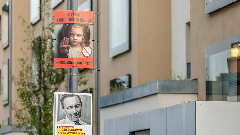 Unter anderem in der Rottendorfer Straße in Würzburg wurden sonderbare Querdenker-Plakate über Wahlplakten der FDP angebracht.