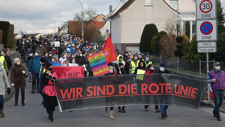 Weniger Personen als vor zwei Wochen haben am Samstag in Haßfurt gegen die staatlich verordneten Corona-Maßnahmen demonstriert. Die Polizei zählte bis zu 500 Teilnehmerinnen und Teilnehmer.