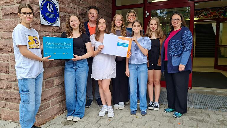 Über die Auszeichnung zur Partnerschule freuen sich: Zoe Amberger, Hanna Eck, Mila Hartung, Amy Krohne, Viola Karle, Emma Meichner, Yvonne Burger-Puzik (vorne von links), Schulleiter Carsten Klafke und Tanja Kohl (hinten von links).