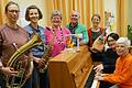 Sie freuen sich aufs Jubiläum: Hinter dem Klavier in der Musikschule stehen (von links) Susann Walz, Florentine Biere, Petra Breitenbach, Peter Häring und Karin Heiligenthal. Davor sitzen Marga Bliesener und Susanne Nickel.&nbsp;