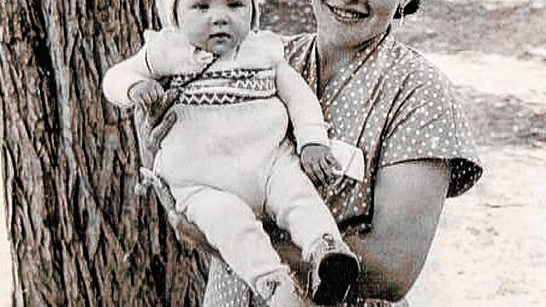 Maria Fersch aus Erlenbach - Maria Fersch im Jahr 1956 in den Armen ihrer Mutter. Maria Fersch aus Erlenbach - Maria Fersch im Jahr 1956 in den Armen ihrer Mutter.