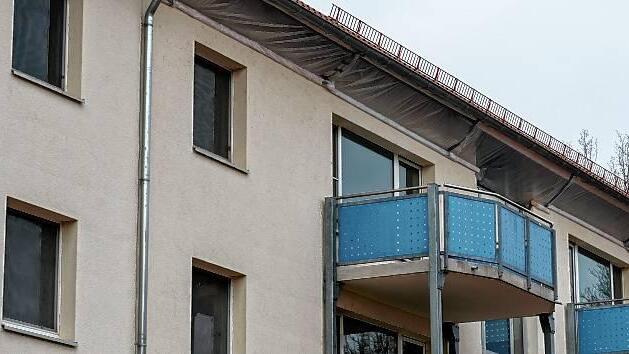 Damit Mehlschwaben und Fledermäuse sich nicht einnisten, sind die &bdquo;Zugänge&ldquo; zum Dach in den ersten sieben Blockhäusern im früheren US-Gebiet Askren Manor mit einer solchen Folienkonstruktion blockiert. Vergrämen nennt man das in der Fachsprache.