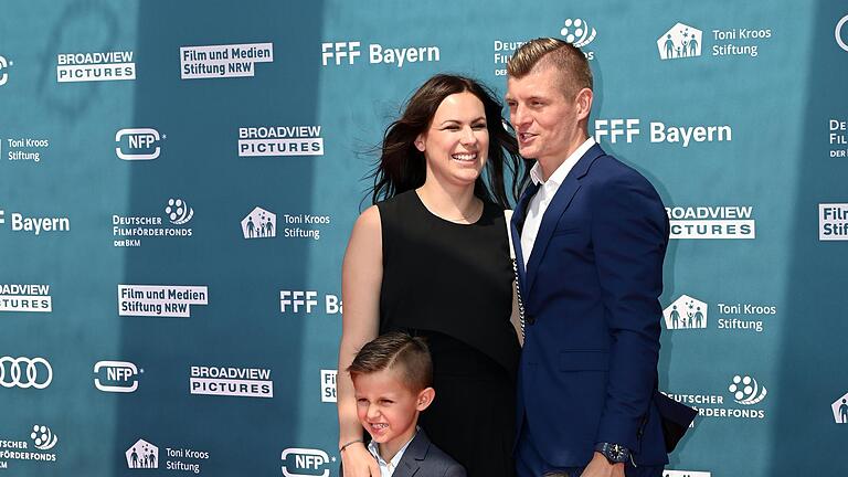 Eine glückliche Familie: Toni Kroos mit seiner Frau Jessica und Sohn Leon.