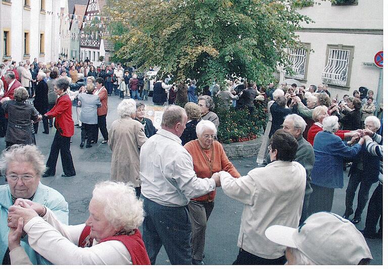 Im Jahreskalender des Seniorentanzkreises Astheim hat der Tag der offenen Höfe im Oktober einen besonderen Stellenwert. Fröhlich und beschwingt tanzt man dabei mit befreundeten Tanzkreisen seit Jahren um die Astheimer Dorflinde. Im Jahreskalender des Seniorentanzkreises Astheim hat der Tag der offenen Höfe im Oktober einen besonderen Stellenwert. Fröhlich und beschwingt tanzt man dabei mit befreundeten Tanzkreisen seit Jahren um die Astheimer Dorflinde.