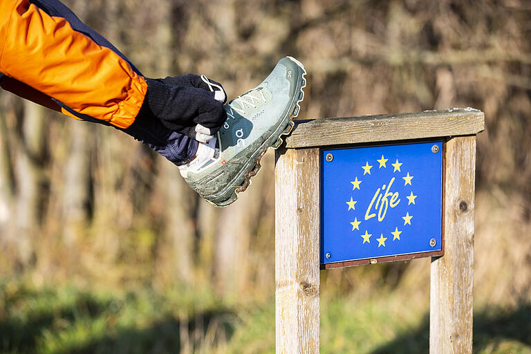 Nichts spricht dagegen, im Winter die Laufschuhe zu schnüren. Das ist die Überzeugung des Zeiler Ultraläufers Hubert Karl, der hier für den nötigen Halt seines Schuhwerks sorgt. Nichts spricht dagegen, im Winter die Laufschuhe zu schnüren. Das ist die Überzeugung des Zeiler Ultraläufers Hubert Karl, der hier für den nötigen Halt seines Schuhwerks sorgt.