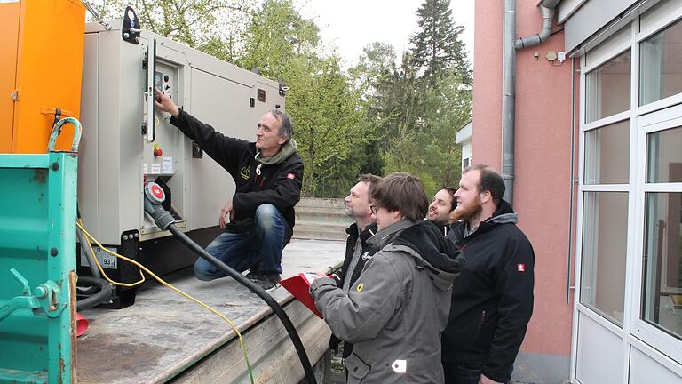 Die Feuerwehr Gerolzhofen simulierte bereits Anfang 2019, wie ein Notstromaggregat bei einem flächendeckenden Stromausfall den Feuerwehr-Stützpunkt versorgen kann. Die Feuerwehr Gerolzhofen simulierte bereits Anfang 2019, wie ein Notstromaggregat bei einem flächendeckenden Stromausfall den Feuerwehr-Stützpunkt versorgen kann.