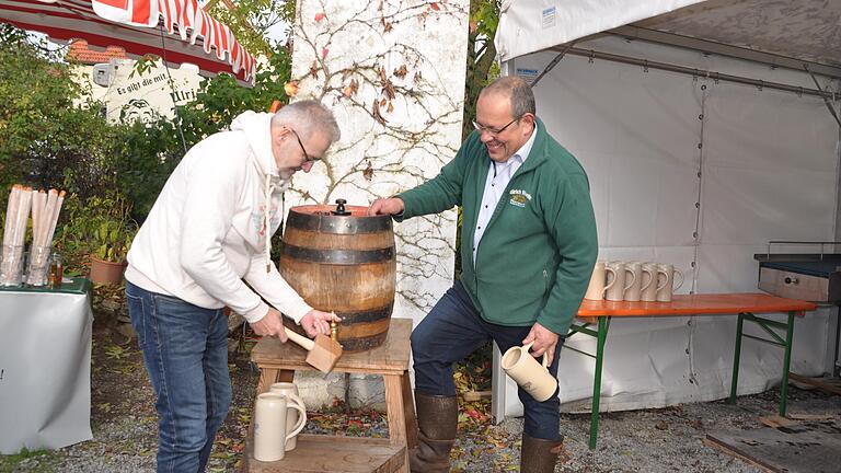 O`zapft is, hieß es am Samstagnachmittag in der Brauerei Martin in Hausen. Im Bild Georg Rittmayer (links) und Brauereiinhaber Ulrich Martin.