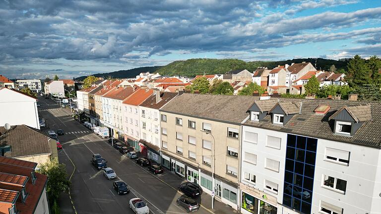 Forbach.jpeg       -  Blick auf die Häuserzeile mit dem Haus, wo eine Frau jahrelang gefangen gehalten worden sein soll.