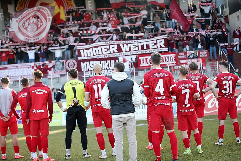 Dank ans treue Publikum: die Kickers-Spieler nach Spielwende vor dem Fanblock. Dank ans treue Publikum: die Kickers-Spieler nach Spielwende vor dem Fanblock.