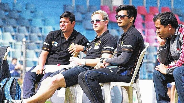 Mittendrin statt nur dabei: Marc Reitmaier (Zweiter von links) hat für den Bundesligisten TSG Hoffenheim in Indien Talente beobachtet.