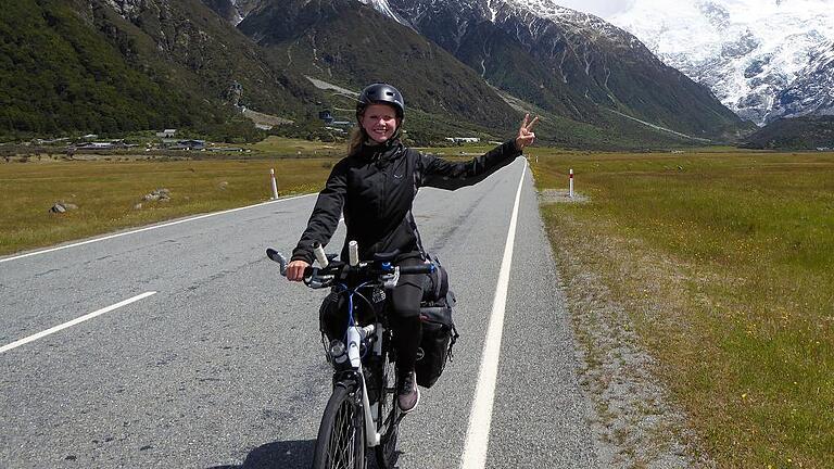 Strahlefrau vor der grandiosen Kulisse des 3724 hohen Aoraki in Neuseeland.