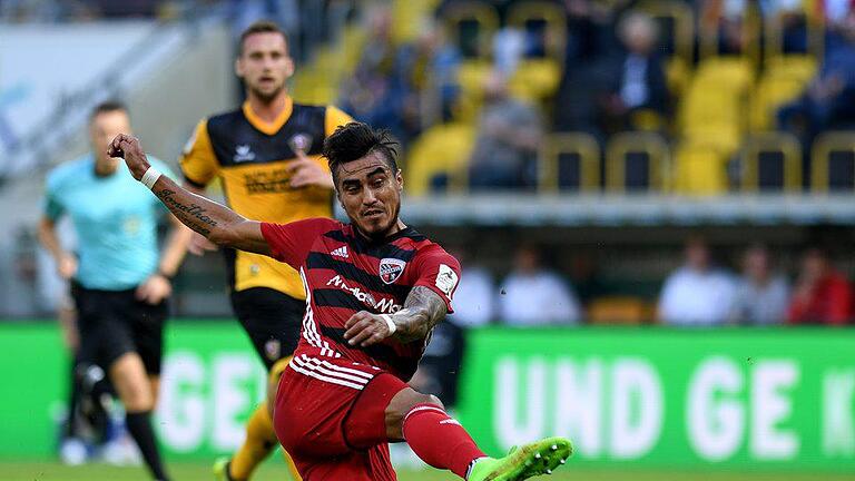 Dynamo Dresden - FC Ingolstadt 04       -  Ingolstadts Darío Lezcano versucht den Ball aufs Dynamo-Tor zu bringen.