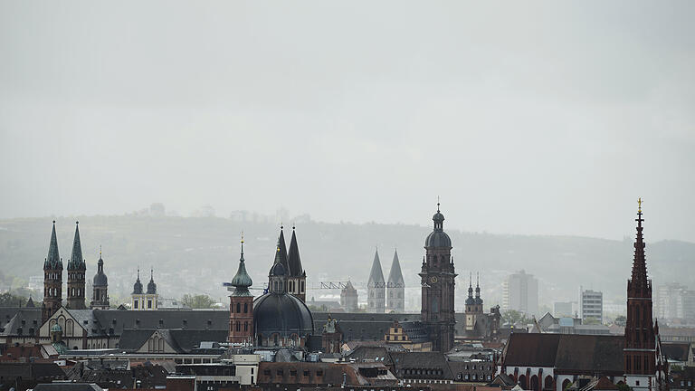 Das Bistum Würzburg kündigt harte Einschnitte an: Die finanzielle Lage sei angespannt. Unser Bild zeigt die Altstadt von Würzburg mit einer Vielzahl an Kirchen.