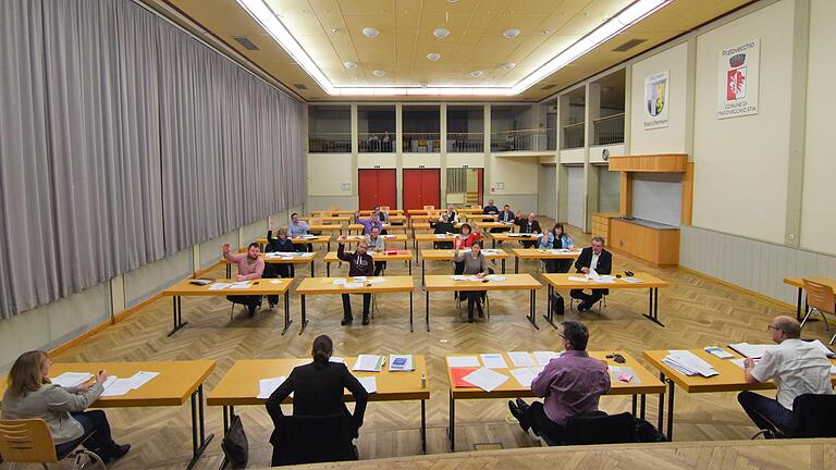 Mit Abstand voneinander tagt der Uffenheimer Stadtrat in der geräumigen Stadthalle.