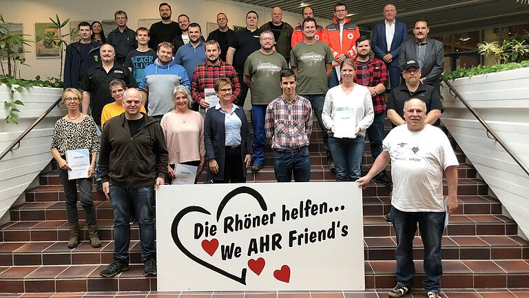 Stellvertretend für viel anderen Helfer zeichnete Landrat Thomas Habermann (hintere Reihe, rechts) Feuerwehren, THW-, und BRK-Gruppen sowie Helferteams aus dem Landkreis für ihr Engagement aus. Stellvertretend für viel anderen Helfer zeichnete Landrat Thomas Habermann (hintere Reihe, rechts) Feuerwehren, THW-, und BRK-Gruppen sowie Helferteams aus dem Landkreis für ihr Engagement aus. 