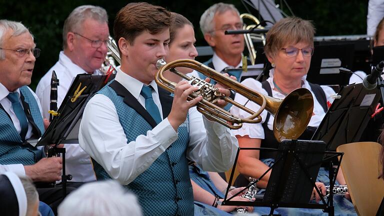 Korbinian Weisser bei seinem Solo „Rhapsodie für Euphonium und Blasorchester von James Curnow“.