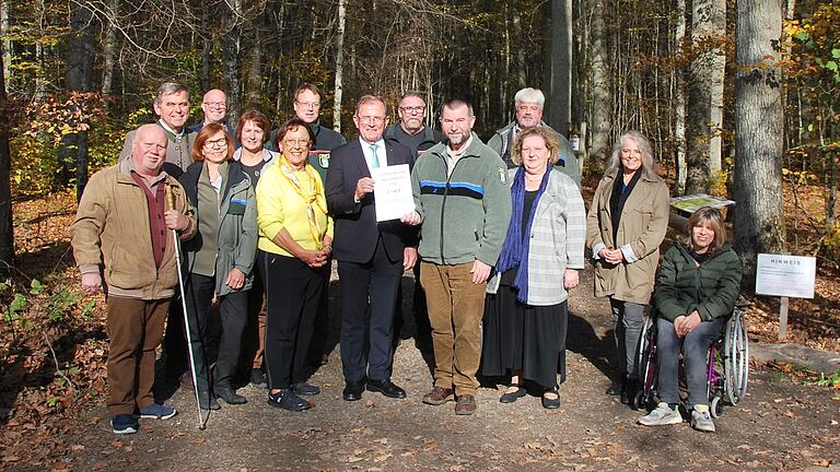 Das Walderlebniszentrum Gramschatzer Wald erhält den Unterfränkischen Inklusionspreis für den Sinneswandeln-Pfad. Vorne von links: Herbert Hennlich, Antje Julke, Franz-Josef Sauer, Karin Renner, Erwin Dotzel, Wolfgang Graf, Eva Maria Linsenbreder, Christina Feiler und Sonja Scheuplein. Im Hintergrund die Waldarbeiter des Walderlebniszentrums. Das Walderlebniszentrum Gramschatzer Wald erhält den Unterfränkischen Inklusionspreis für den Sinneswandeln-Pfad. Vorne von links: Herbert Hennlich, Antje Julke, Franz-Josef Sauer, Karin Renner, Erwin Dotzel, Wolfgang Graf, Eva Maria Linsenbreder, Christina Feiler und Sonja Scheuplein. Im Hintergrund die Waldarbeiter des Walderlebniszentrums.