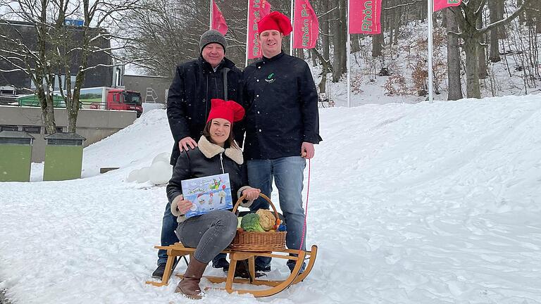 Passender hätte das Wetter nicht sein können, als Kai Petersen und seine Frau Dorothea gemeinsam mit Hoteldirektor Ben Baars (links) das neue Kinderbuch 'Der tapfere Koch Kai am Nordpol' im Rhön Park Hotel vorstellten.