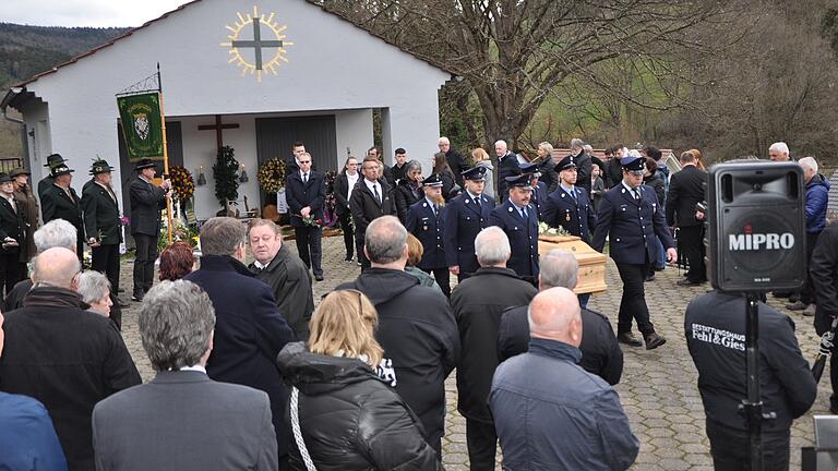 Kameraden der Mittelsinner Feuerwehr trugen Bürgermeister Peter Paul zu Grabe.&nbsp;