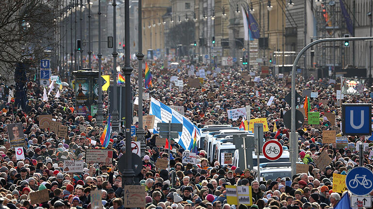 Demonstrationen gegen Rechtsextremismus · München.jpeg       -  Tausende Menschen haben in München gegen Rechtsextremismus demonstriert.