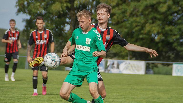 Im September 2023 traf der TSV Großbardorf II (vorne Philipp Aumüller) auf den TSV Aubstadt II (Lukas Merkl). Am ersten Spieltag der Landesliga-Saison 2024/25 führt der Weg der Aubstädter Reserve nun zur Großbardorfer Ersten Mannschaft.