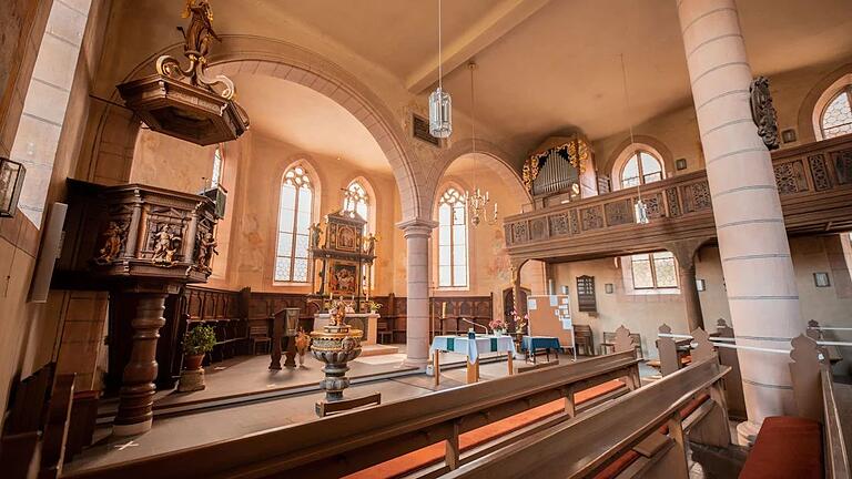 Blick in die Kirche zum Heilig Kreuz in Wiesenbronn.