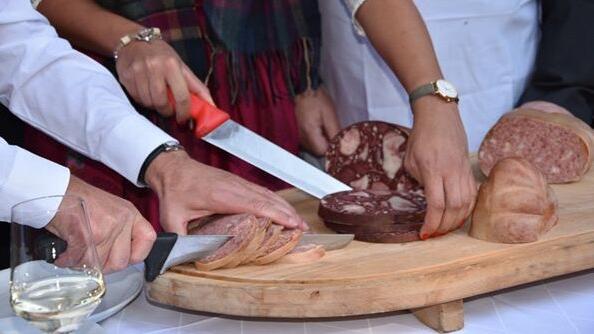 Heiß ersehnt von vielen tausend Wurstmarkt-Fans wird der nächste 'Anschnitt' zur Eröffnung des Rhöner Wurstmarktes. Am 8./9. Oktober 2022 soll er dann wieder live in Ostheim stattfinden.