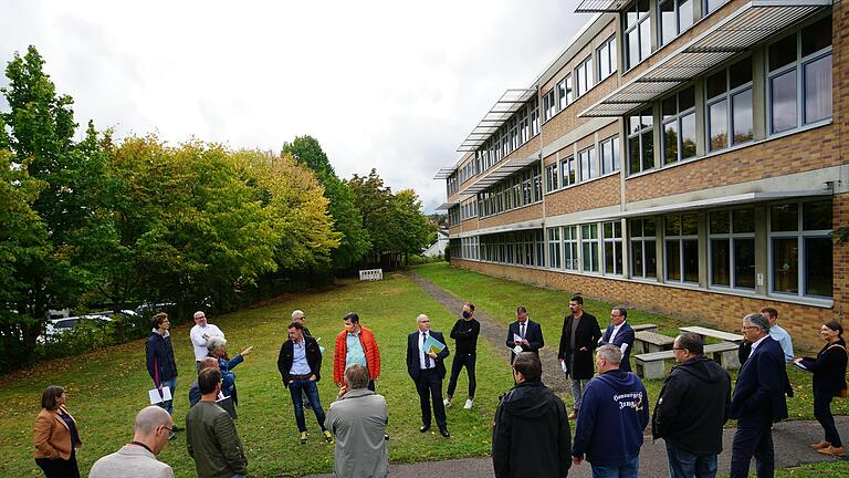 Beschluss im Kreistag: Die Rupert-Egenberger-Schule in Höchberg wird für rund zehn Millionen Euro umfassend erneuert. Bereits im Oktober hatten sich die Mitglieder des Kreis-Bauausschusses ein Bild vom Zustand der Schule gemacht.&nbsp;