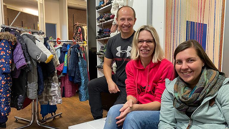 Das ehrenamtliche Organisationsteam Lars Nagel (von links), Kerstin Eichhorn und Kerstin Schwarz legt eine Pause beim Einrichten des neuen Rotkreuzladens in Marktheidenfeld ein. Nicht auf dem Bild sind Rosi Englert und Sven Eichhorn.