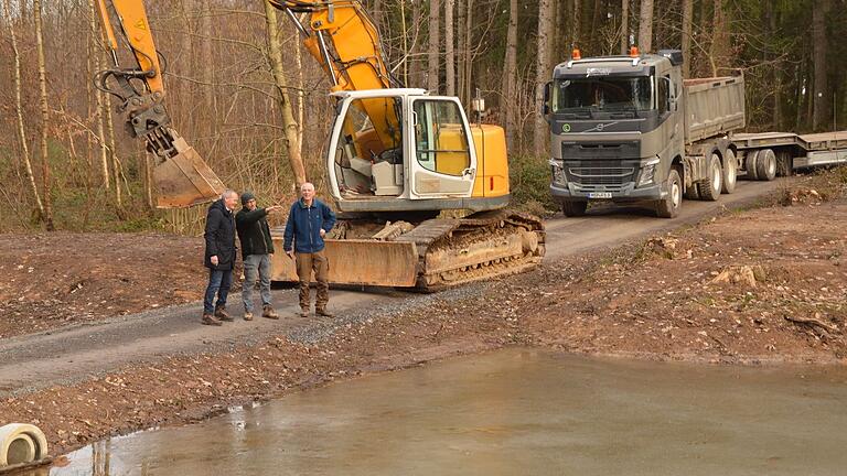 Auch im Stadtwald von Glasofen werden zurzeit künftige Feuchtbiotope ausgehoben: (von links) Erster Bürgermeister Thomas Stamm, Erdbau-Experte Frank Scherg und Stadtförster Thomas Vogel.