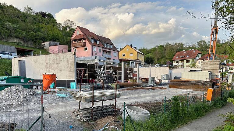 Die Bauarbeiten für den neuen Kindergarten in Obernbreit laufen zügig voran, so Bürgermeisterin Susanne Knof, die weitere Auftragsvergaben dazu bekannt gab.