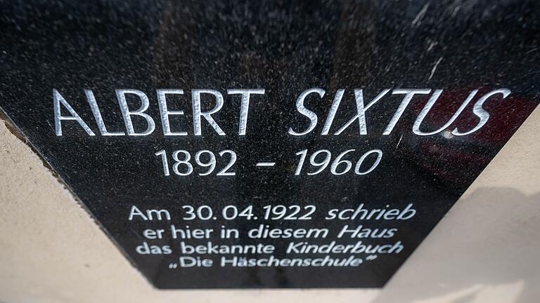 Kinderbuchklassiker „Häschenschule“ wird 100 - Eine Tafel an seinem Wohnhaus in Kirchberg erinnert an Albert Sixtus (1892-1960). Kinderbuchklassiker „Häschenschule“ wird 100 - Eine Tafel an seinem Wohnhaus in Kirchberg erinnert an Albert Sixtus (1892-1960).