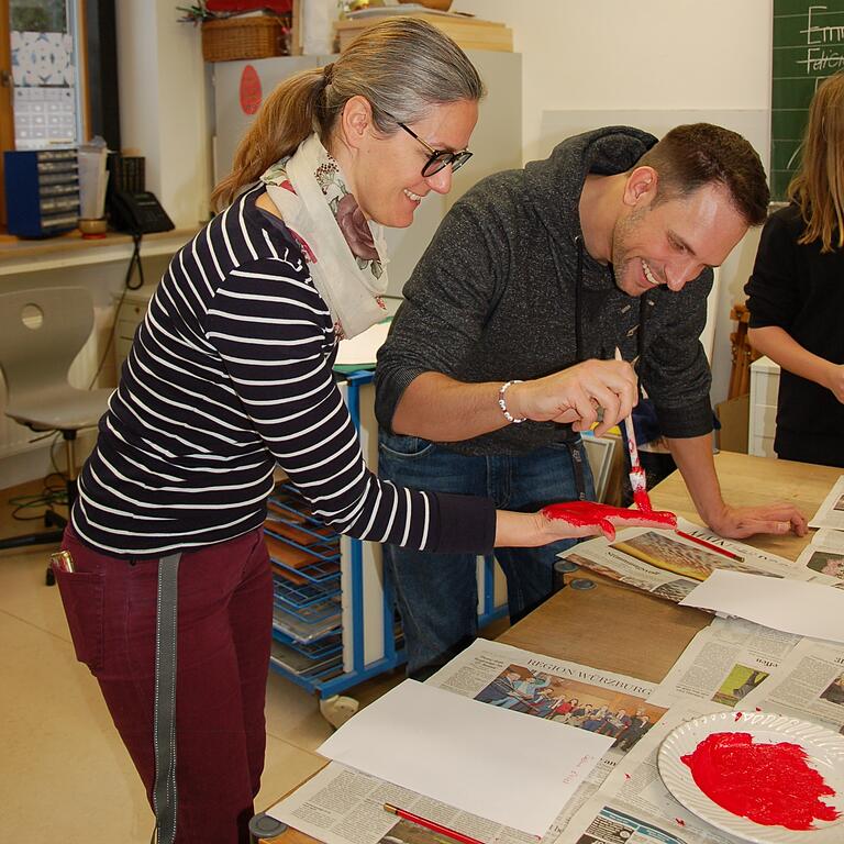 Der Montessori Trägerverein rief zum Aktionstag Red-Hand-Day in seinen sechs Einrichtungen auf. Der Montessori Trägerverein rief zum Aktionstag Red-Hand-Day in seinen sechs Einrichtungen auf.
