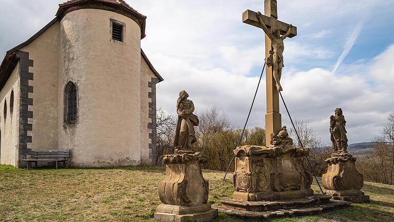 1774 wurde die barocke Kreuzigungsgruppe an der Sankt Gangolfskapelle oberhalb von Fladungen errichtet.