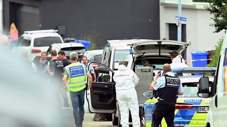 Großalarm in Albstadt-Lautlingen       -  Bei einem Großeinsatz in Albstadt auf der Schwäbischen Alb haben Polizisten drei Tote und zwei Verletzte gefunden.