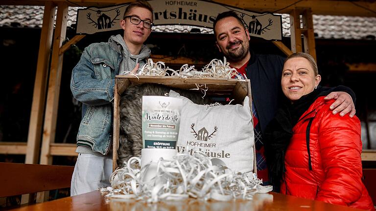 Der Biergarten des Hofheimer Wirtshäusles hat sich in ein Winterdörfle verwandelt. Im Bild: Rene Tierno mit Ehefrau Rebecca und Sohn Mario. Der Biergarten des Hofheimer Wirtshäusles hat sich in ein Winterdörfle verwandelt. Im Bild: Rene Tierno mit Ehefrau Rebecca und Sohn Mario.