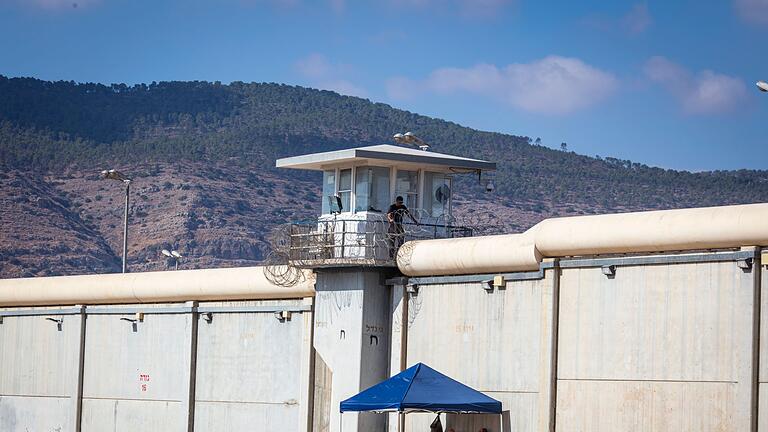Gefängnis in Israel - Während der vereinbarten Waffenruhe für den Gazastreifen sollen 33 israelische Geiseln gegen 1.904 inhaftierte Palästinenser ausgetauscht werden. Gefängnis in Israel - Während der vereinbarten Waffenruhe für den Gazastreifen sollen 33 israelische Geiseln gegen 1.904 inhaftierte Palästinenser ausgetauscht werden.