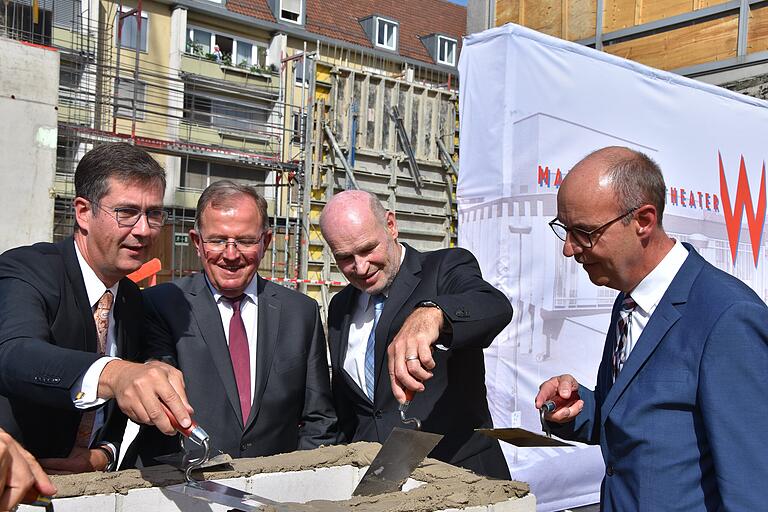 Mit der Maurerkelle: Würzburgs Oberbürgermeister Christian Schuchardt, Bezirkstagspräsident Erwin Dotzel, Landrat Eberhard Nuß und Regierungsvizepräsident Jochen Lange.