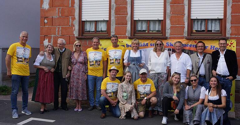 Der Fanclub mit der Kinshofer-Familie: Michael Wahler, Maria und Alfred Kinshofer, daneben Christas Schwester Traudl Kinshofer-Kunz, Frank Becker und Dietmar Kippes, Christa Kinshofer, ihre weitere Schwester Bärbel Kinshofer-Schaffernicht, Ludwig  Schaffernicht, Claus Kunz und Dr. Erich Rembeck sowie (vorne von links) Reiner Herterich, Charlotte Kunz, Achim Schaupp,  Franziska Schaffernicht sowie Christa Kinshofers Zwillinge  Stephanie und Alexandra.