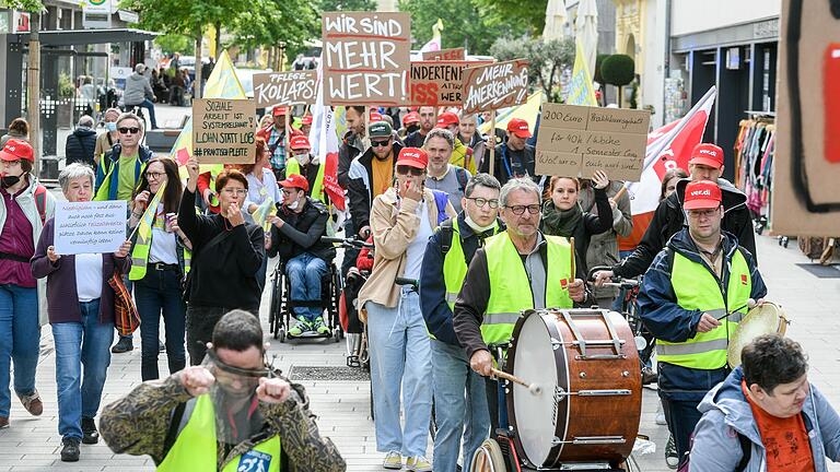 'Wir sind mehr wert', lautete eine der Botschaften auf der Ver.di-Demo in Würzburg.