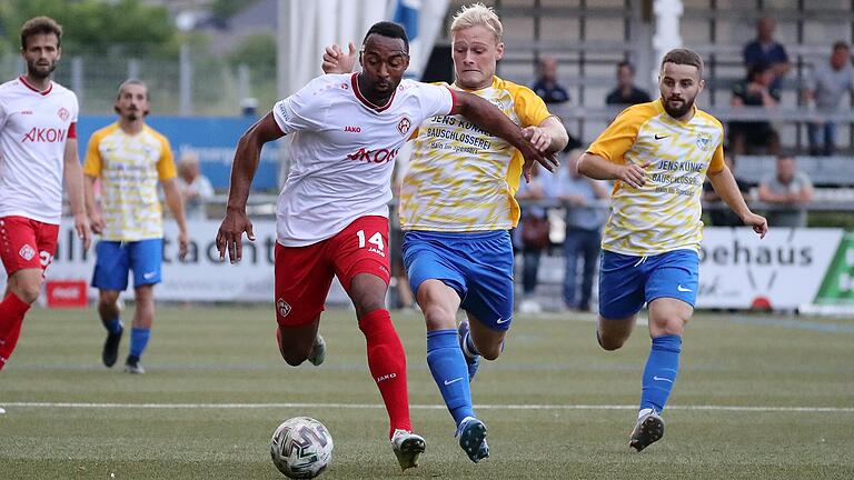 Louis Braun (Mitte) und Arber Jashari von der DJK Hain verfolgen Saliou Sane (links) von den Würzburger Kickers. Beide Mannschaften trafen in der ersten landesweiten Runde im Toto-Pokal-Wettbewerb aufeinander. Die DJK Hain startet als einer der genannten Favoriten in die neue Bezirksliga-Saison.