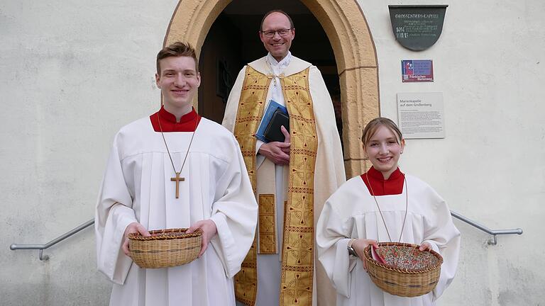 Pfarrer Kurt Wolf aus dem Hochsteigerwald war der erste Gastprediger in diesem Jahr zur Andachtsreihe „Zeit für Maria, Zeit für mich“ auf dem Großenberg. Mit im Bild der liturgische Dienst mit Oskar und Luise Starkloff.