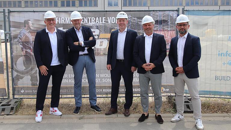 Die Immobilienfirma Scannell Properties baut im Kitzinger Gewerbegebiet ConneKT Lagergebäude für den Reifengroßhändler Tyremotive aus Kitzingen: (von&nbsp; links) Christian Leibold (Geschäftsleitung Tyremotive Deutschland), Henny Butter (Global Automotive Investments Holding, Mutterunternehmen von Tyremotive), Oberbürgermeister Stefan Güntner, Heiko Richter (Deutschland-Direktor von Scannell Properties) und Gazmend Misimi (Bauleiter von Scannell Properties).