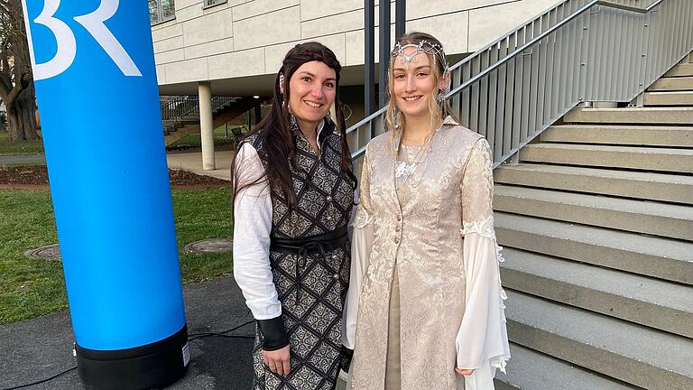 Emily und Alexandra Bengel sind als Elfenkönigin Galadriel&nbsp;und andere Elfenkriegerin Santoriverkleider.