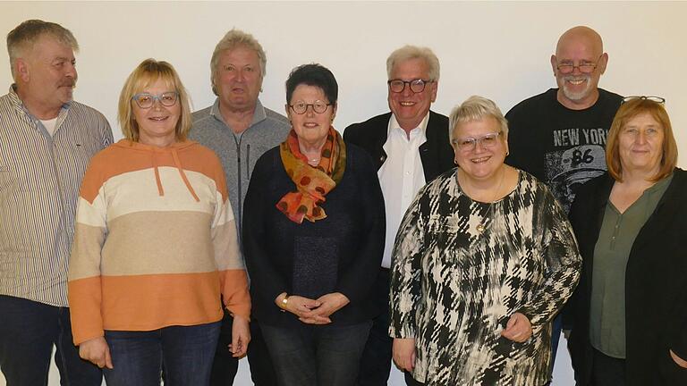 Die neugewählte Leitung der Kitzinger Tafel (von links): Günter Valentin, Gerlinde Fella, Erwin Braun, Katharina Müller, Joachim Neugebauer, Gudrun Meier, Arnd Rose und Elfi Schmitt. Die neugewählte Leitung der Kitzinger Tafel (von links): Günter Valentin, Gerlinde Fella, Erwin Braun, Katharina Müller, Joachim Neugebauer, Gudrun Meier, Arnd Rose und Elfi Schmitt.
