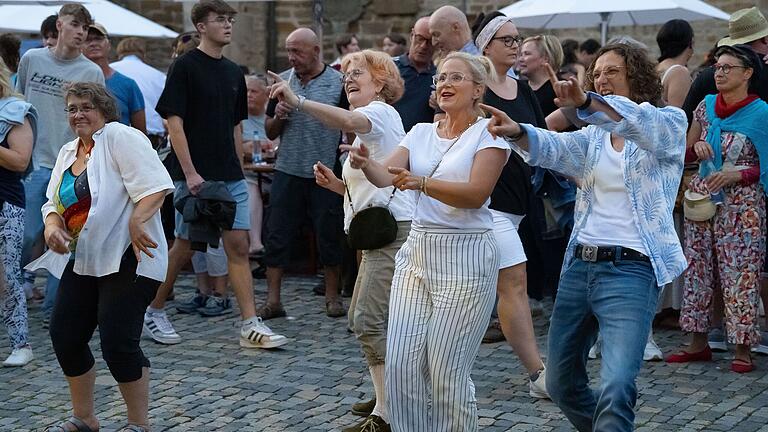 Der Marktplatz verwandelte sich im Lauf des Abends zur Tanzfläche.